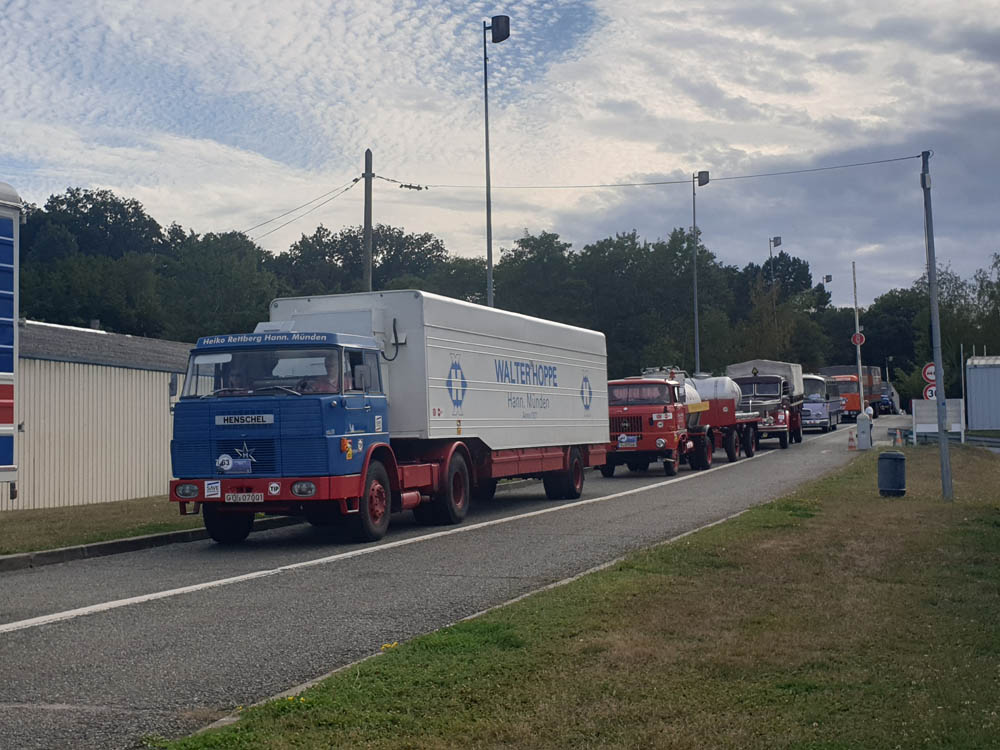 Arrivée des camions vintage sur le circuit Beltoise