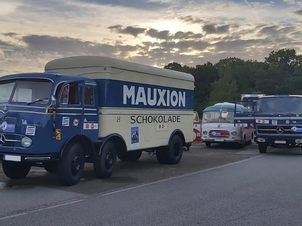 Stockage des camions vintage sur le circuit Beltoise